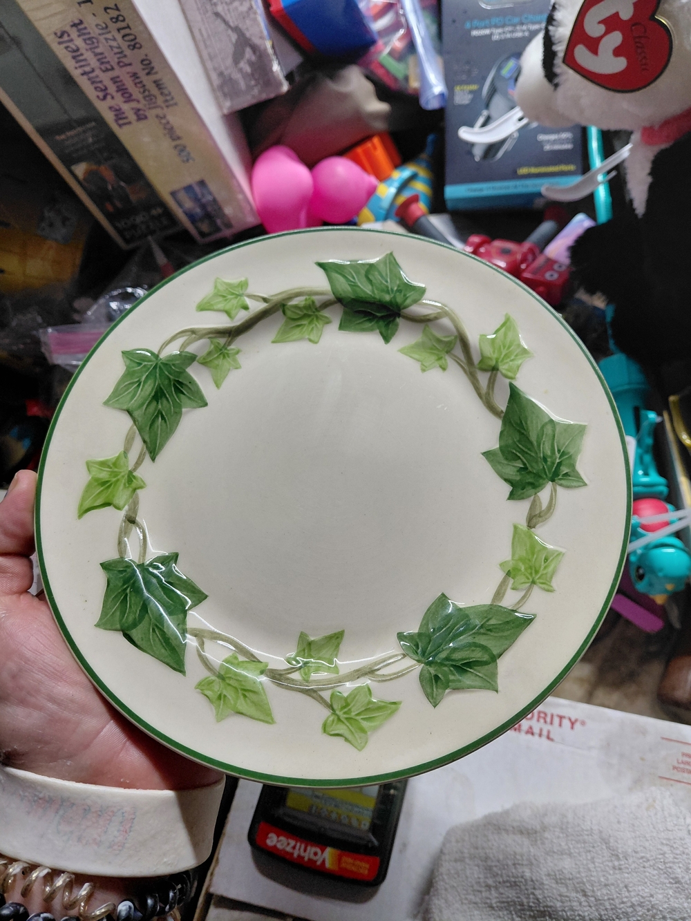 vintage ceramic vread plate featuring the iconic green Franciscan Ivy pattern.